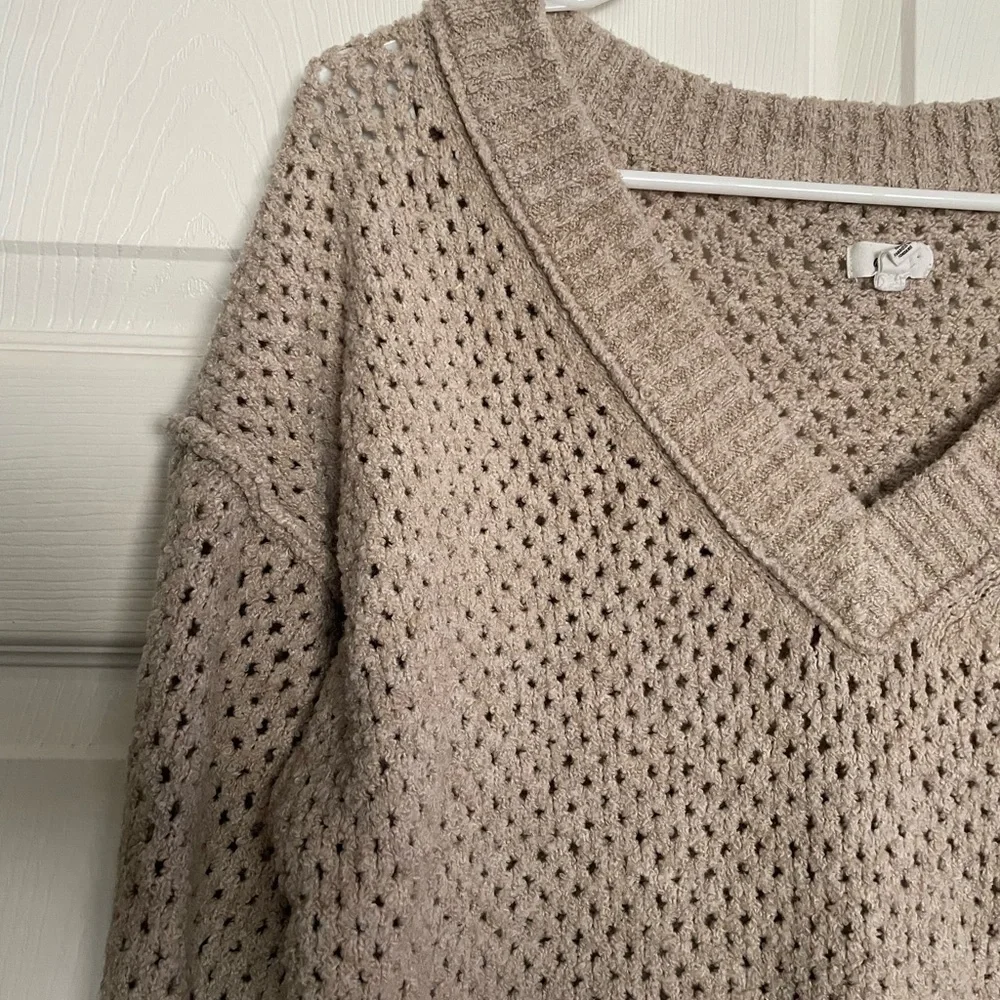 aerie Women’s Size Small Open-Knit V-Neck Sweater in Cream/Tan